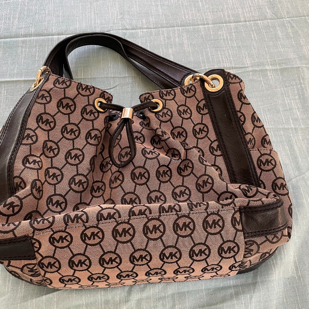 MICHAEL KORS LARGE BLACK LEATHER AND BLACK &TAN CANVAS LOGO BAG W/ GOLD ACCENTS
